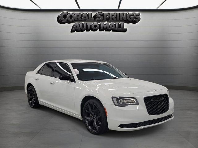 2023 Chrysler 300 Touring's photo