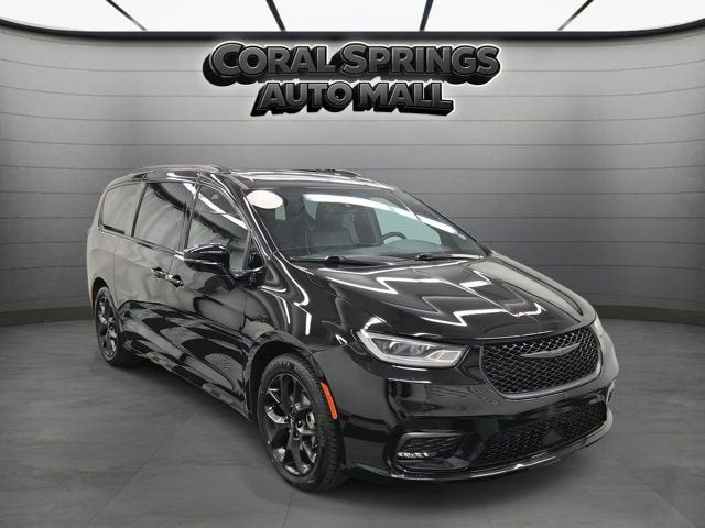 2025 Chrysler Pacifica Limited's photo