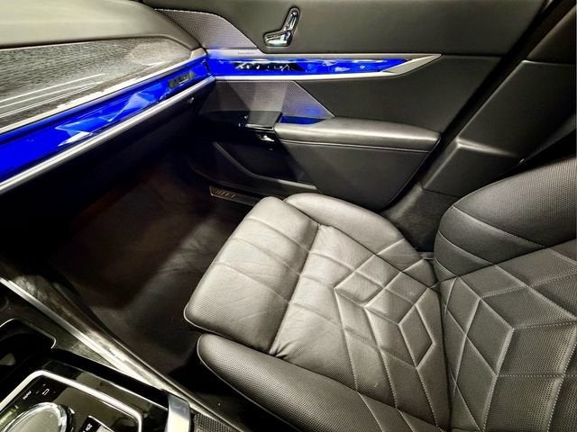 2025 BMW 7 Series 740i